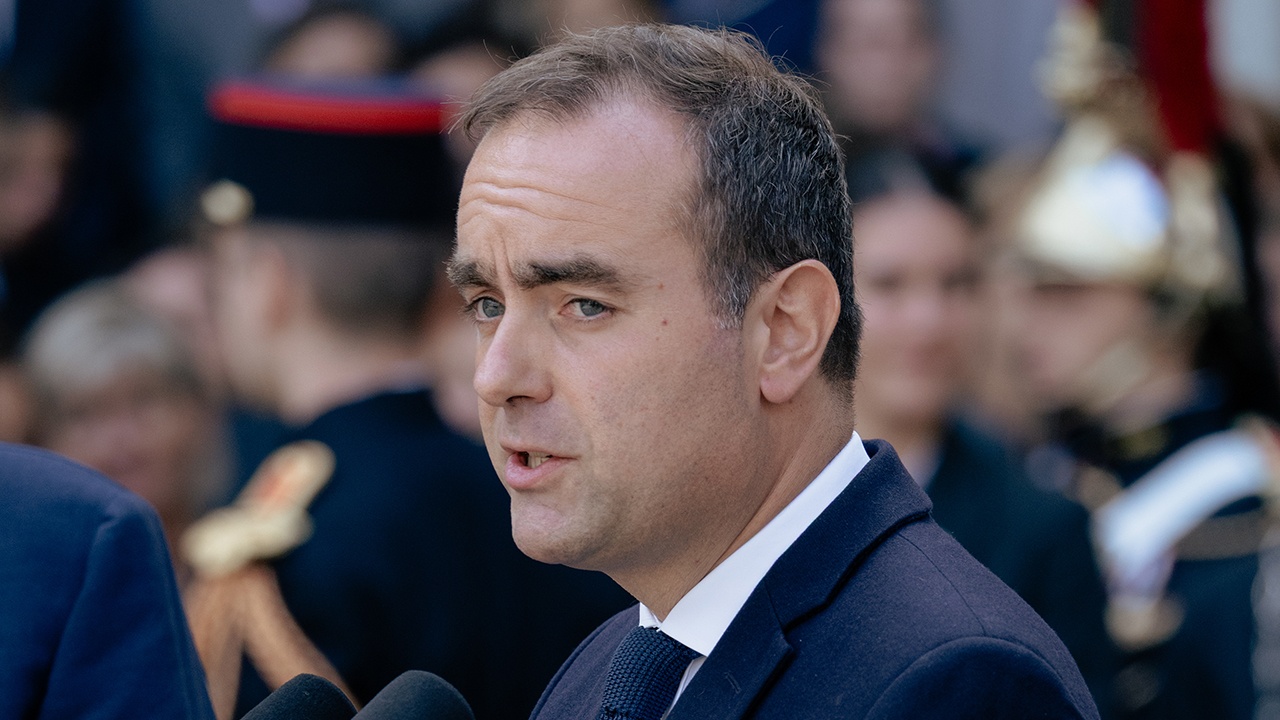 Новый премьер Франции Лекорню отказался от отмены празднования Дня Победы