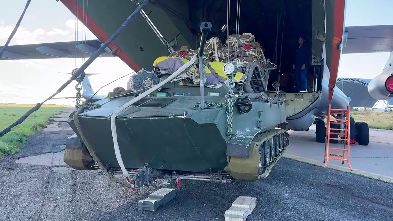 Десантники погрузили БМД-2 и грузы в самолет в рамках учений «Запад-2025»