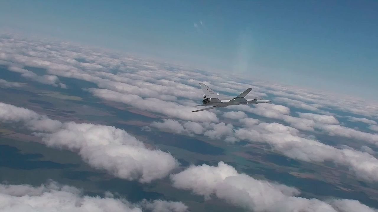 МиГ-31БМ сопроводили экипажи дальней авиации в рамках учения «Запад-2025» МиГ-31БМ сопроводили экипажи дальней авиации в рамках учения «Запад-2025»