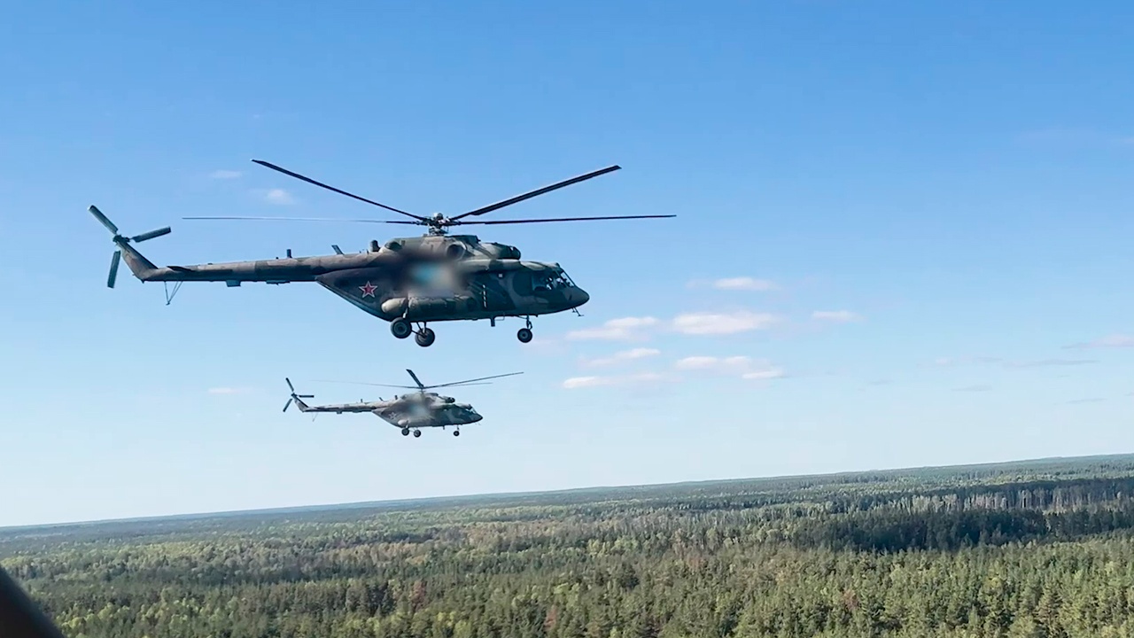 Летчики армейской авиации высадили штурмгруппы на учениях «Запад-2025» Летчики армейской авиации высадили штурмгруппы на учениях «Запад-2025»