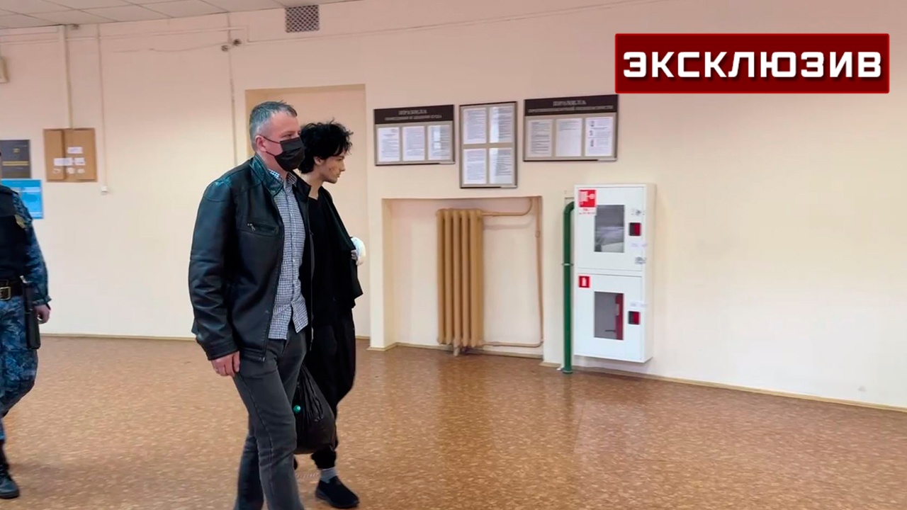 Обвиняемого в убийстве в отеле привезли в суд с перебинтованными руками Обвиняемого в убийстве в отеле привезли в суд с перебинтованными руками