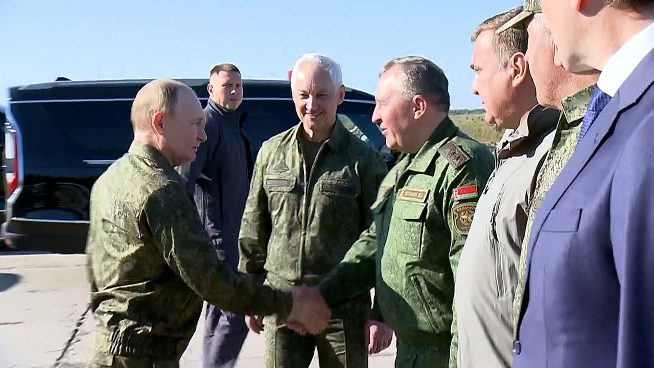 Путин осмотрел образцы вооружения и техники для зоны СВО 