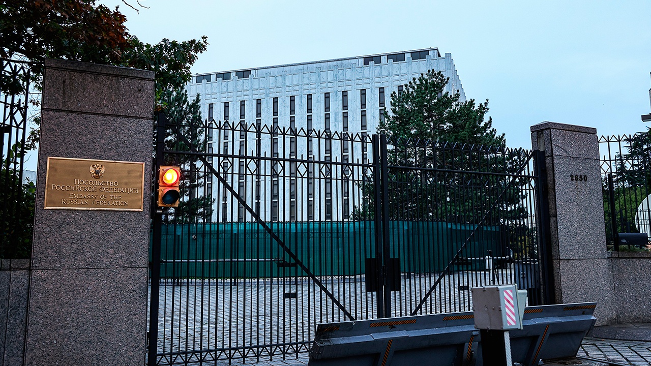 Посольство РФ отвергло причастность к дезинформации об убийстве Кирка