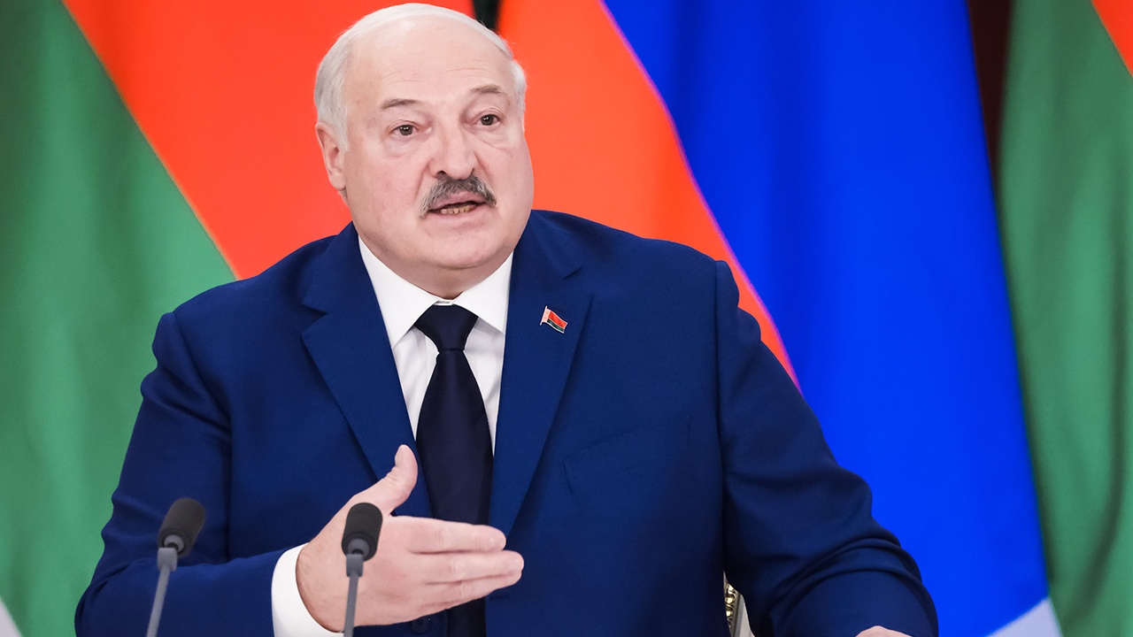 Лукашенко предложил решать проблему с картофелем «по-военному» Лукашенко предложил решать проблему с картофелем «по-военному»
