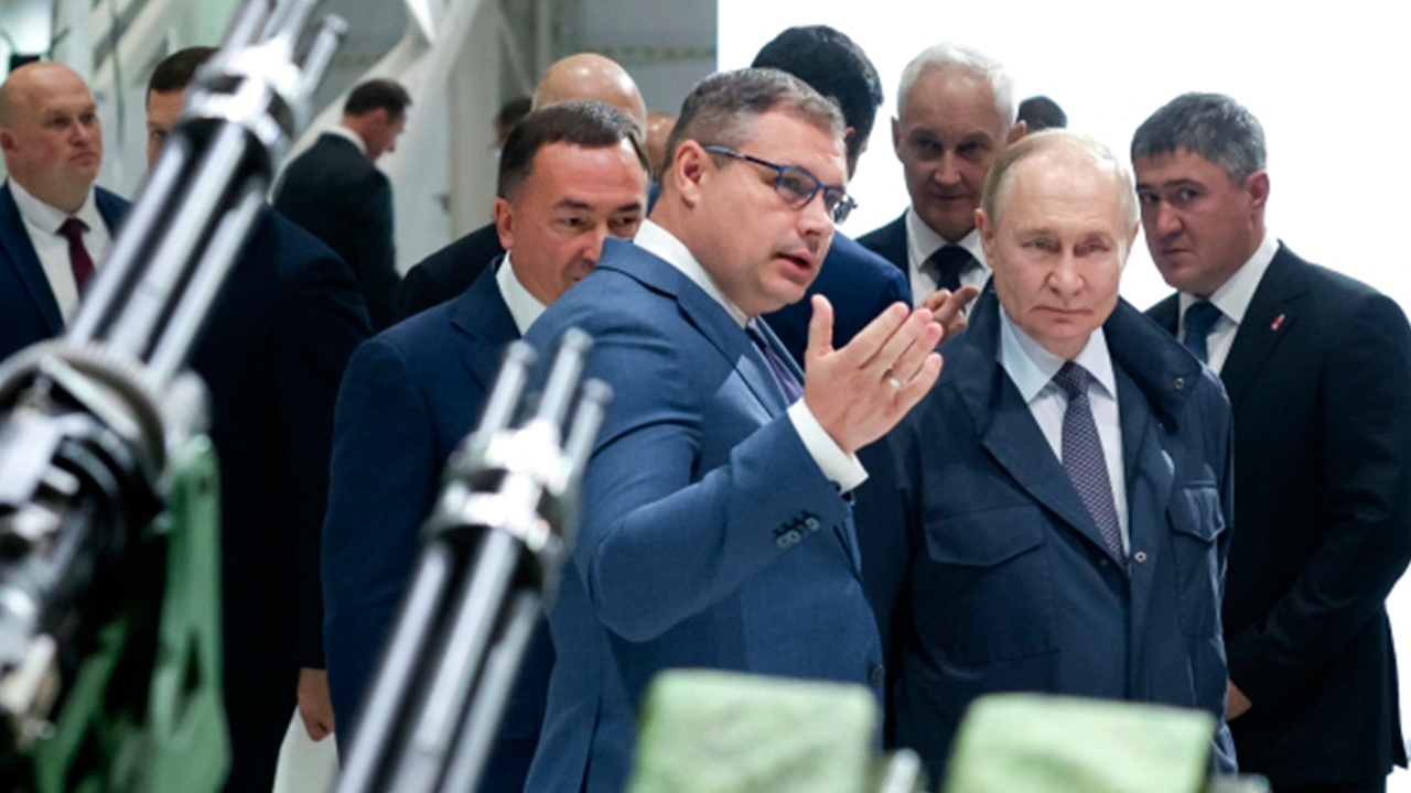Путин осмотрел выставку образцов вооружений и военной техники в Перми