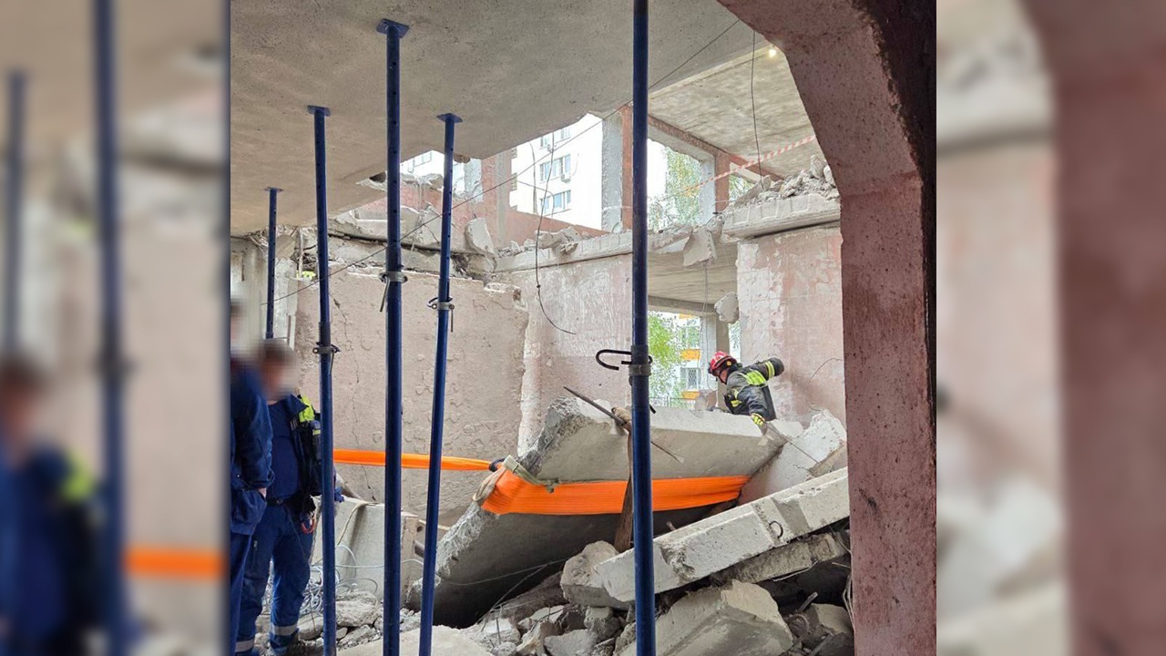 Спасатели закончили разбирать завалы на месте обрушения в московской школе Спасатели закончили разбирать завалы на месте обрушения в московской школе