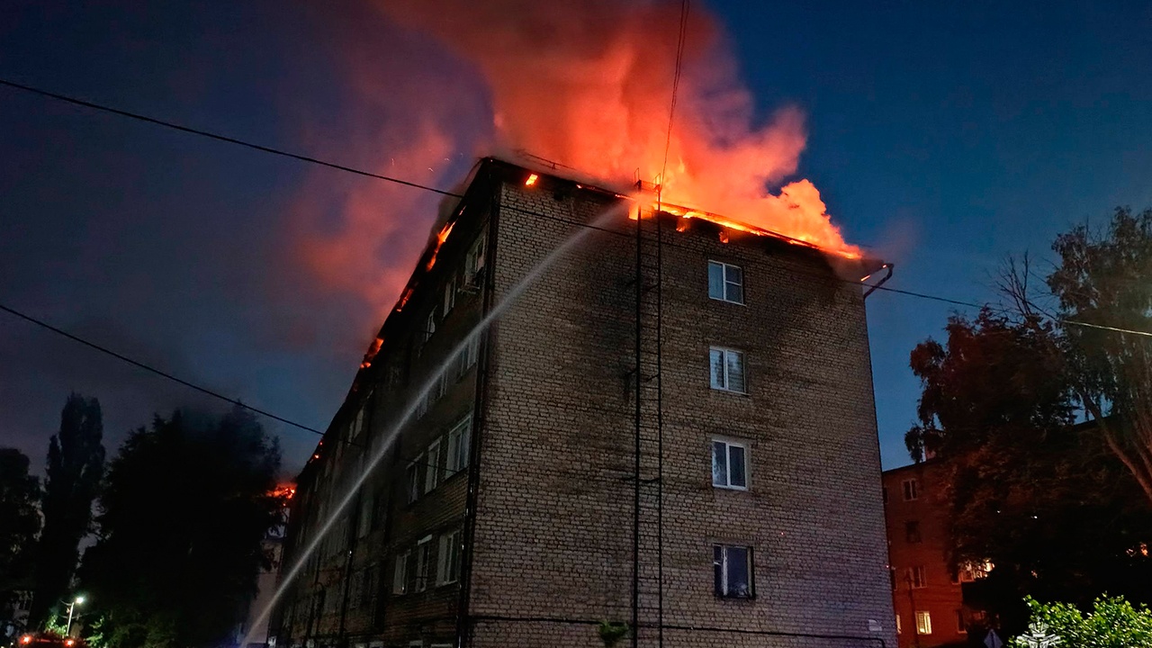 В Ельце загорелась кровля многоквартирного дома В Ельце загорелась кровля многоквартирного дома