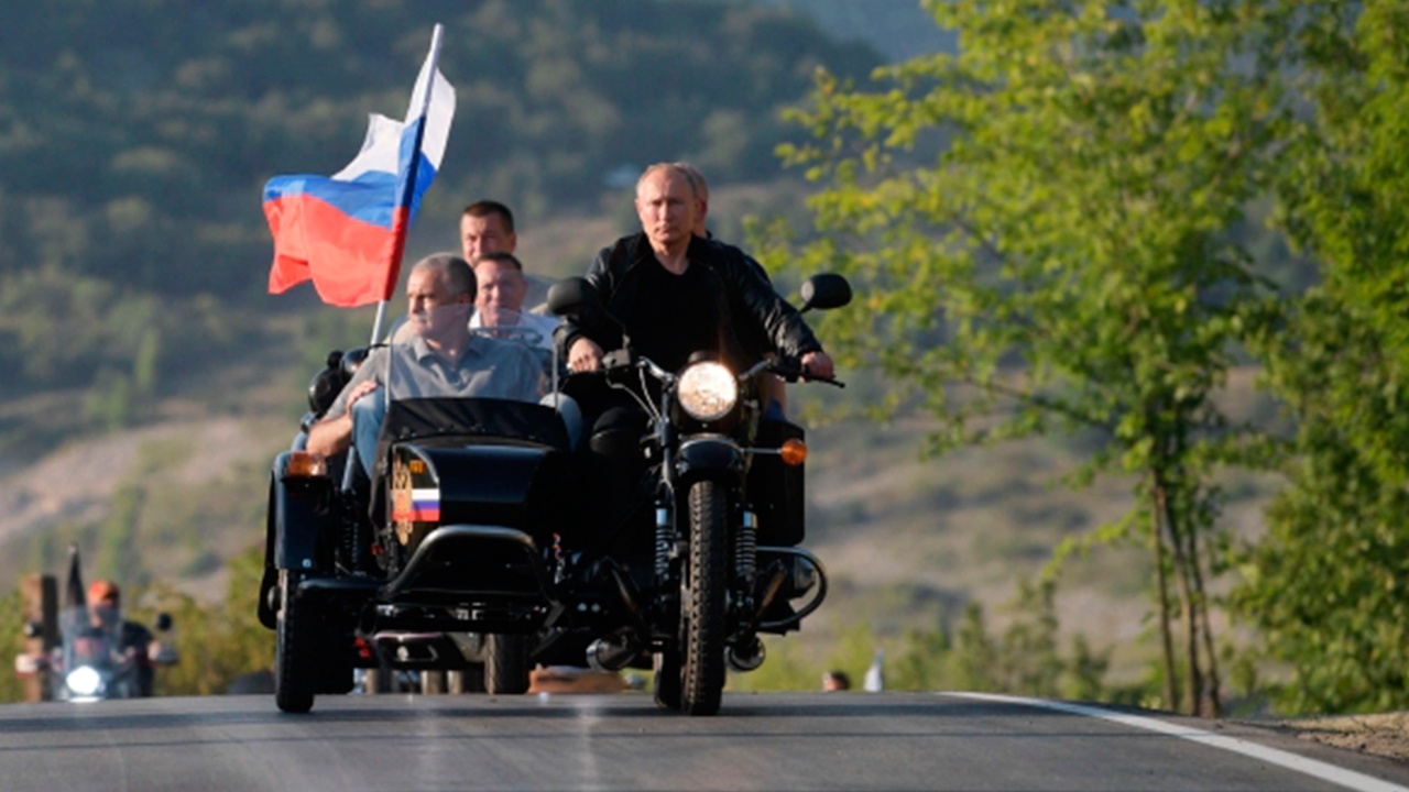 Путин на учениях «Запад-2025» рассказал, как на него чуть не упал мотоцикл