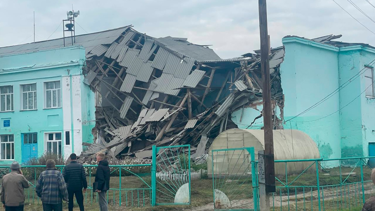 Часть средней школы рухнула в Татарске Новосибирской области Часть средней школы рухнула в Татарске Новосибирской области