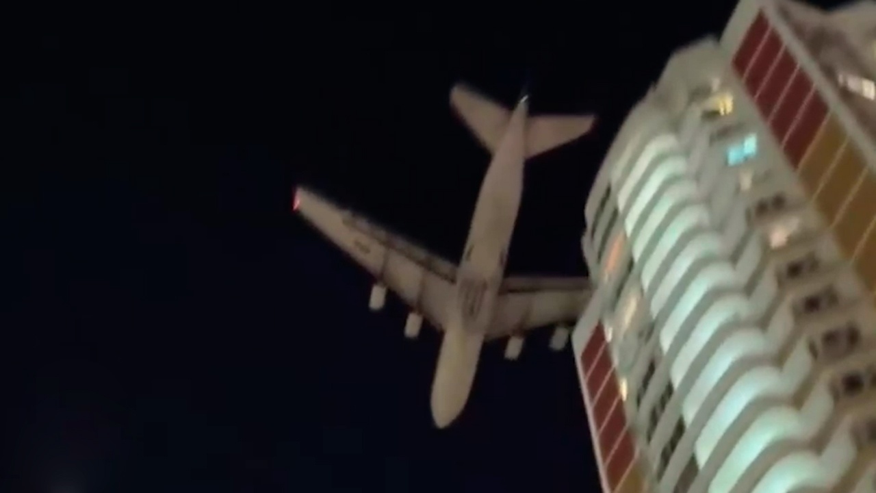 Очевидцы сняли пролет самолета на экстремально низкой высоте в Новой Москве
