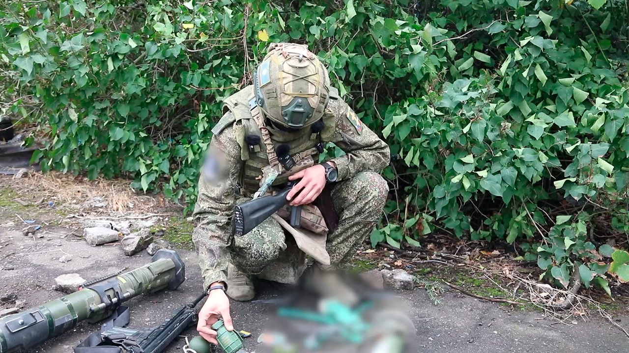 При освобождении Ольговского штурмовикам достались автоматы и гранатометы ВСУ При освобождении Ольговского штурмовикам достались автоматы и гранатометы ВСУ