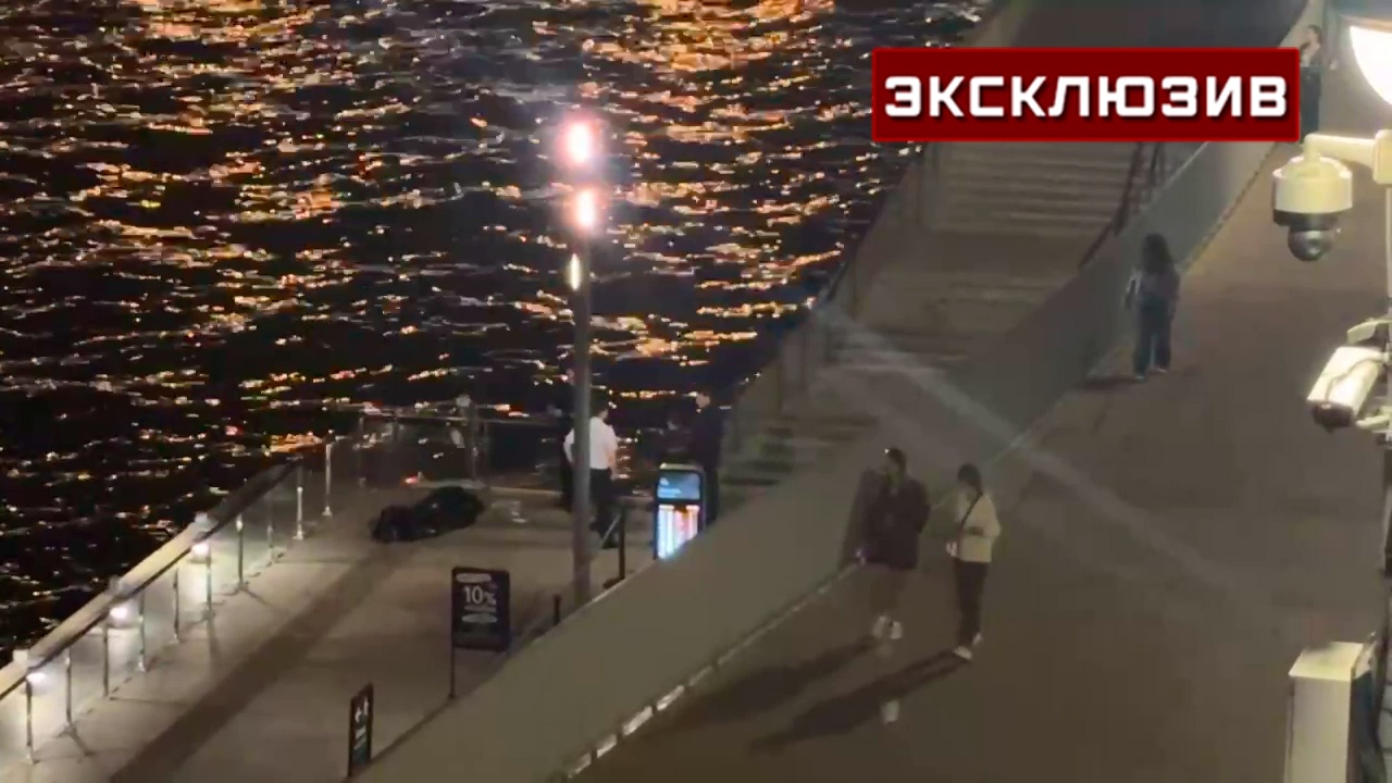 Женщина упала с Парящего моста в московском парке Зарядье Женщина упала с Парящего моста в московском парке Зарядье