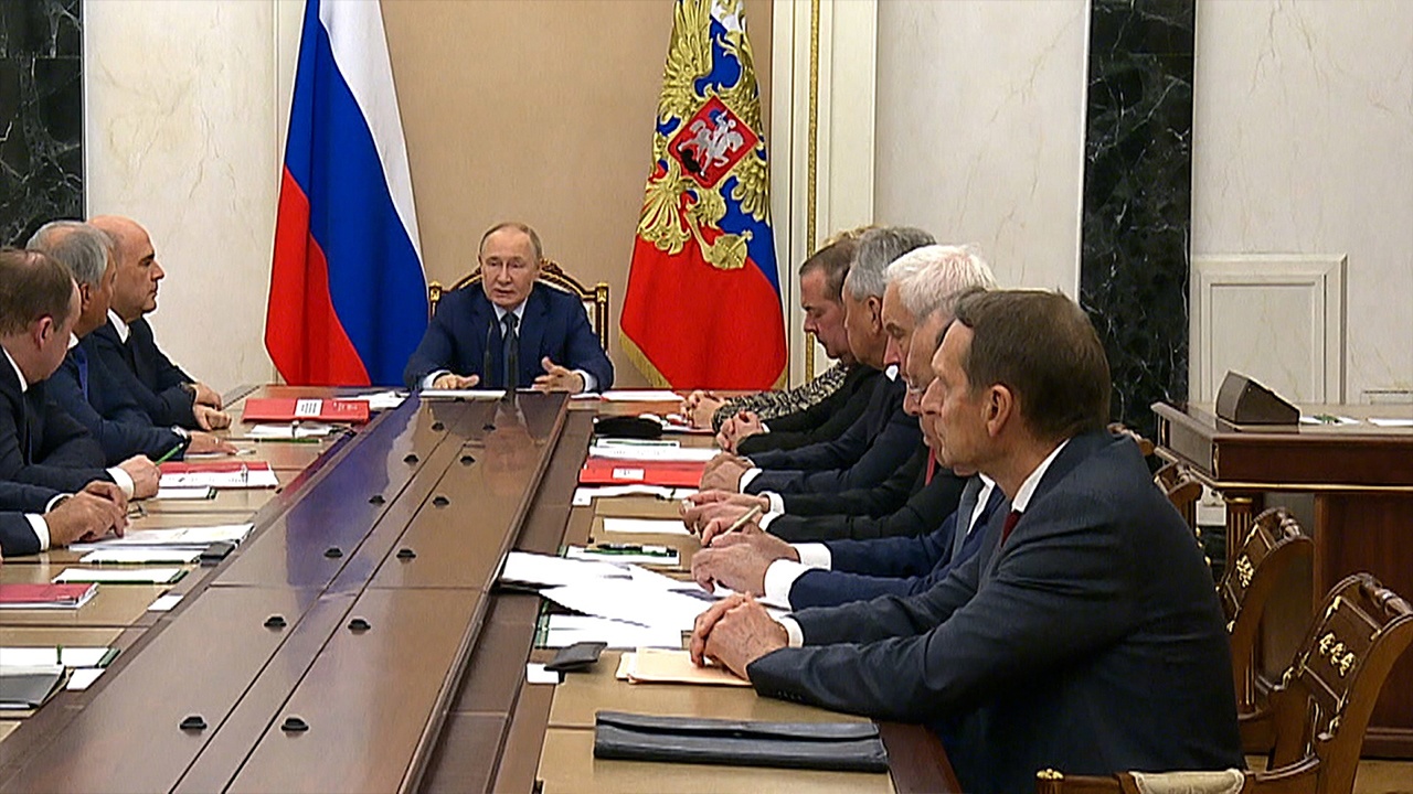 Путин назвал вынужденным шагом отказ России от моратория на РСМД Путин назвал вынужденным шагом отказ России от моратория на РСМД