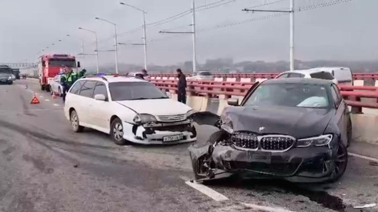 Восемь человек пострадали при столкновении микроавтобуса и двух авто в Иркутске