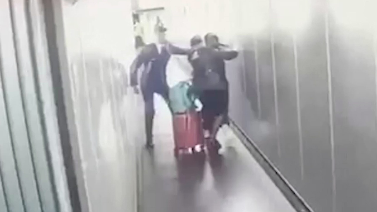 Дебоширку из бизнес-класса задержали в аэропорту Южно-Сахалинска