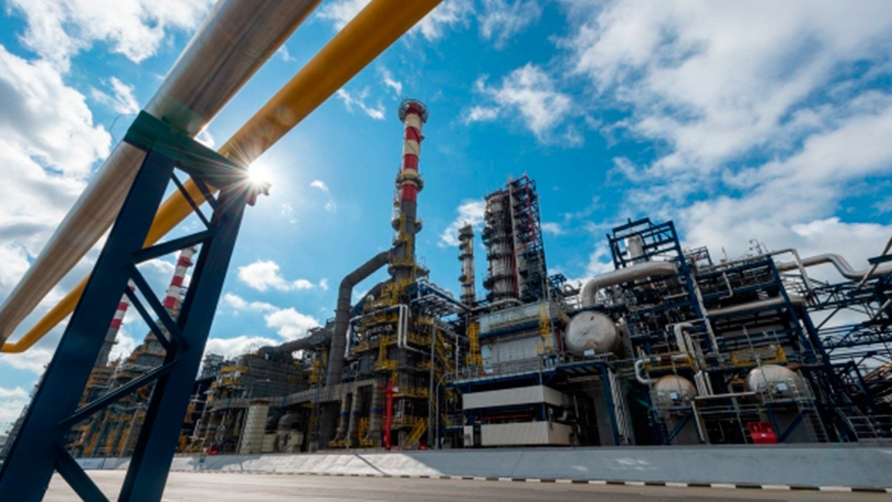 В Киеве заявили об остановке нефтепереработки на Украине
