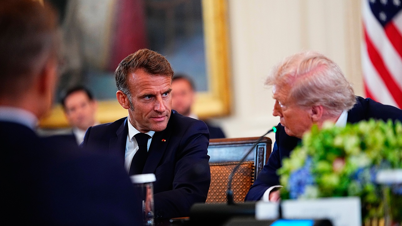 Политолог: Трамп показал отношение к Макрону еще во время инцидента с перхотью