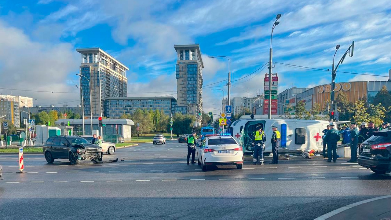 Момент ДТП со скорой в Москве попал на видео