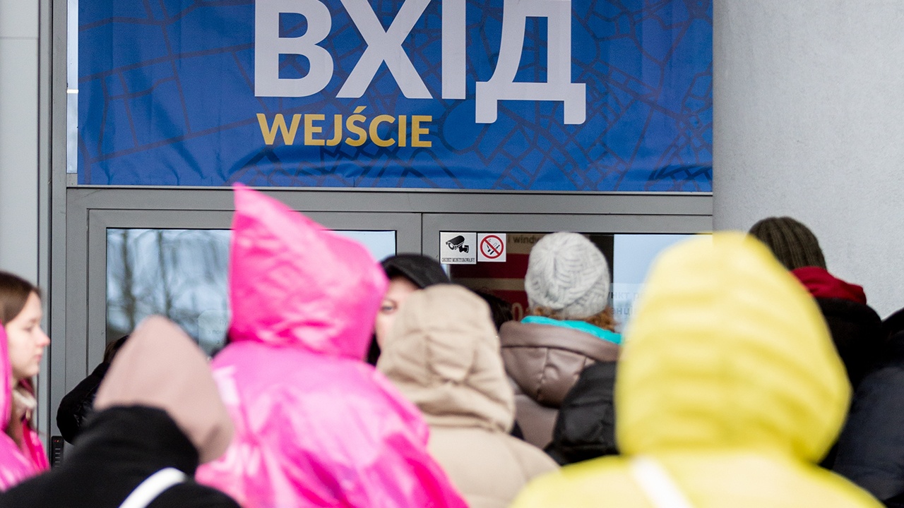 В Польше отменили соцвыплаты для неработающих украинцев