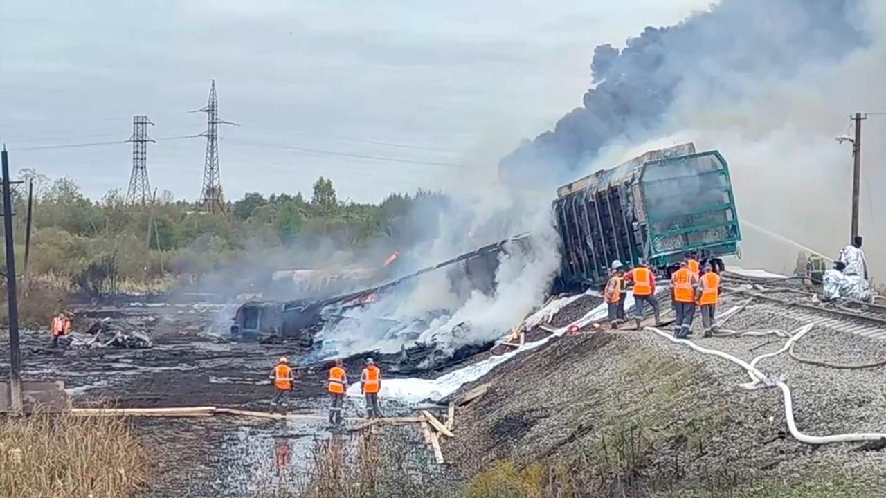 Под Смоленском спустя сутки потушен пожар после ДТП с поездом и грузовиком