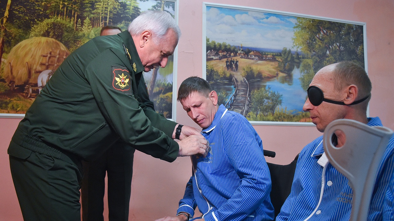 В военном госпитале Оренбурга Горемыкин наградил бойцов и медиков