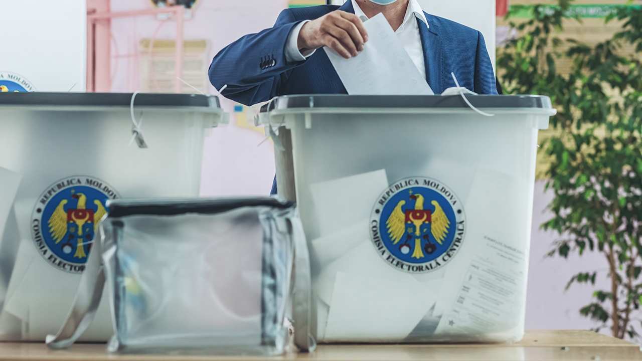 Оппозиционные партии лидируют на выборах в Молдавии