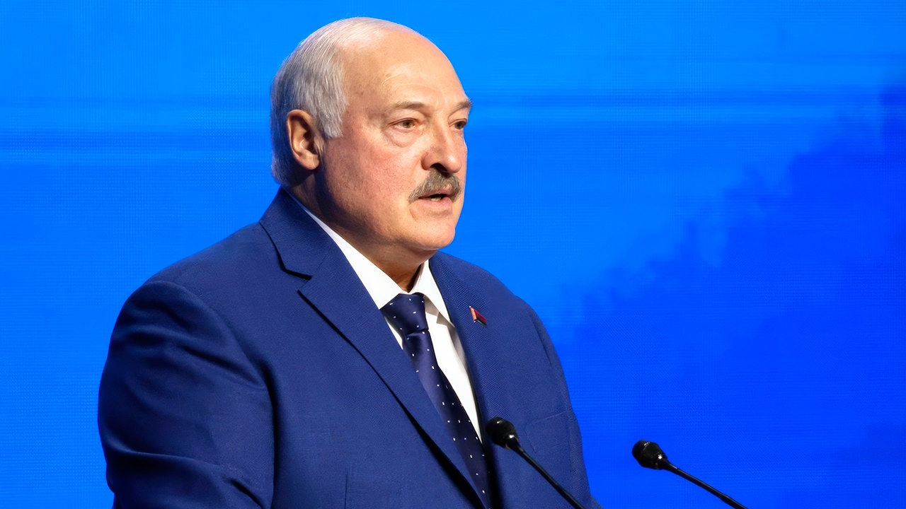 Лукашенко пригрозил мгновенным ответом НАТО в случае атак на самолеты РФ