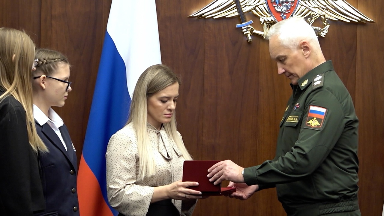Белоусов передал «Золотую Звезду» вдове и дочерям Константина Чиркова Белоусов передал «Золотую Звезду» вдове и дочерям Константина Чиркова