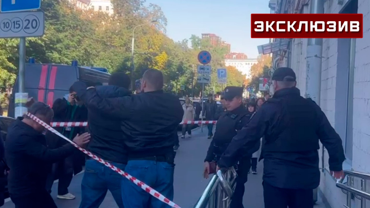Муж убитой сотрудницы банка пытался ворваться в офис, где ее зарезали