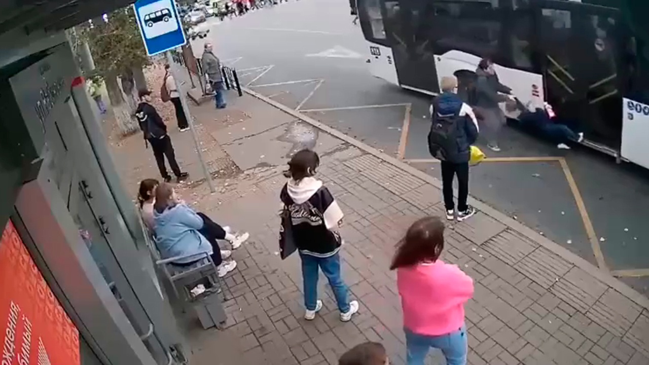 В Омске водитель автобуса зажал ребенка дверьми и протащил по дороге