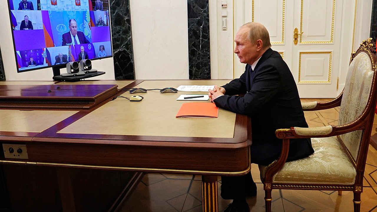Путин обсудил с членами Совбеза РФ информационную безопасность