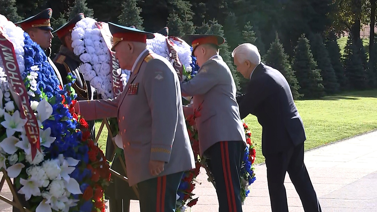 Главком Сухопутных войск ВС РФ возложил цветы к могиле Неизвестного солдата