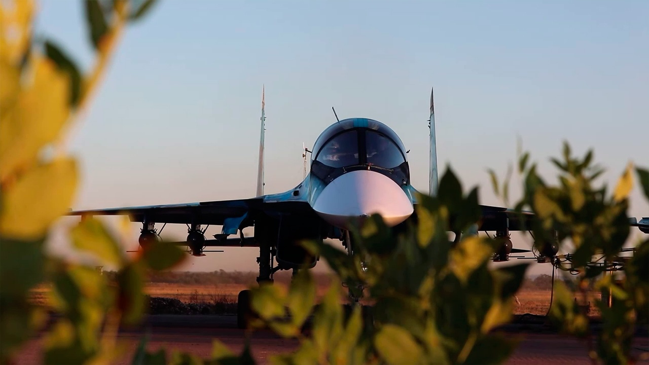 Экипаж Су-34 сжег украинскую бронетехнику в зоне спецоперации