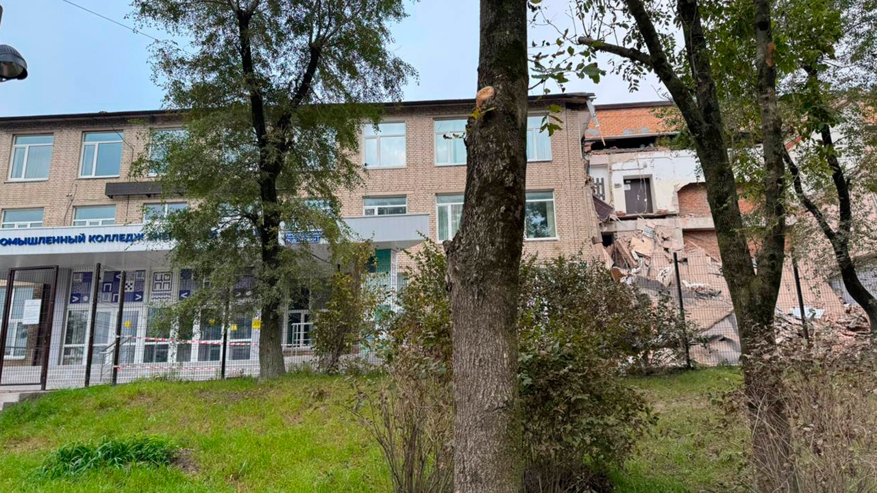 Здание промышленного колледжа обрушилось во Владивостоке
