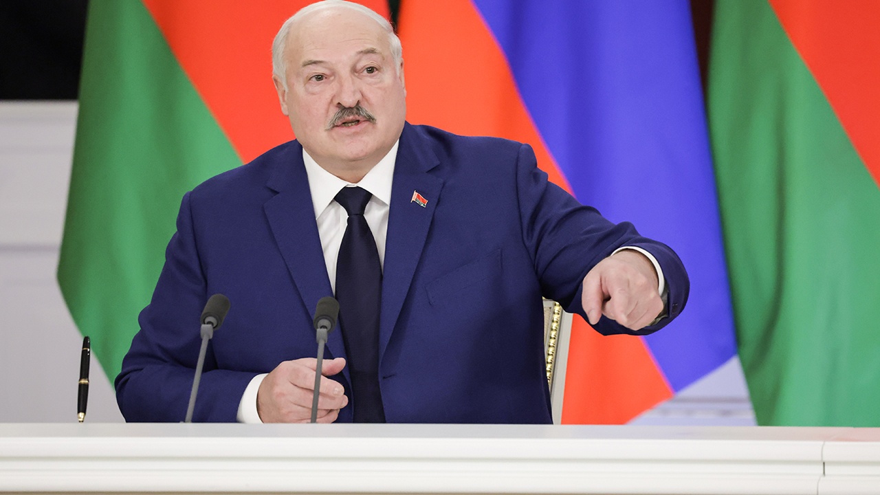 Лукашенко заявил о необходимости выжить в условиях передела мира