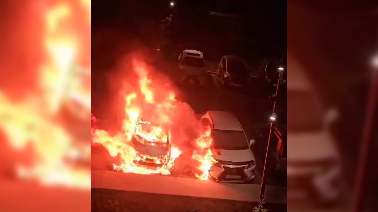 Во Владивостоке у ЖК из-за поджога сгорели два автомобиля