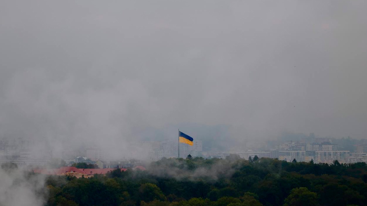 Львов окутал черный дым после серии взрывов