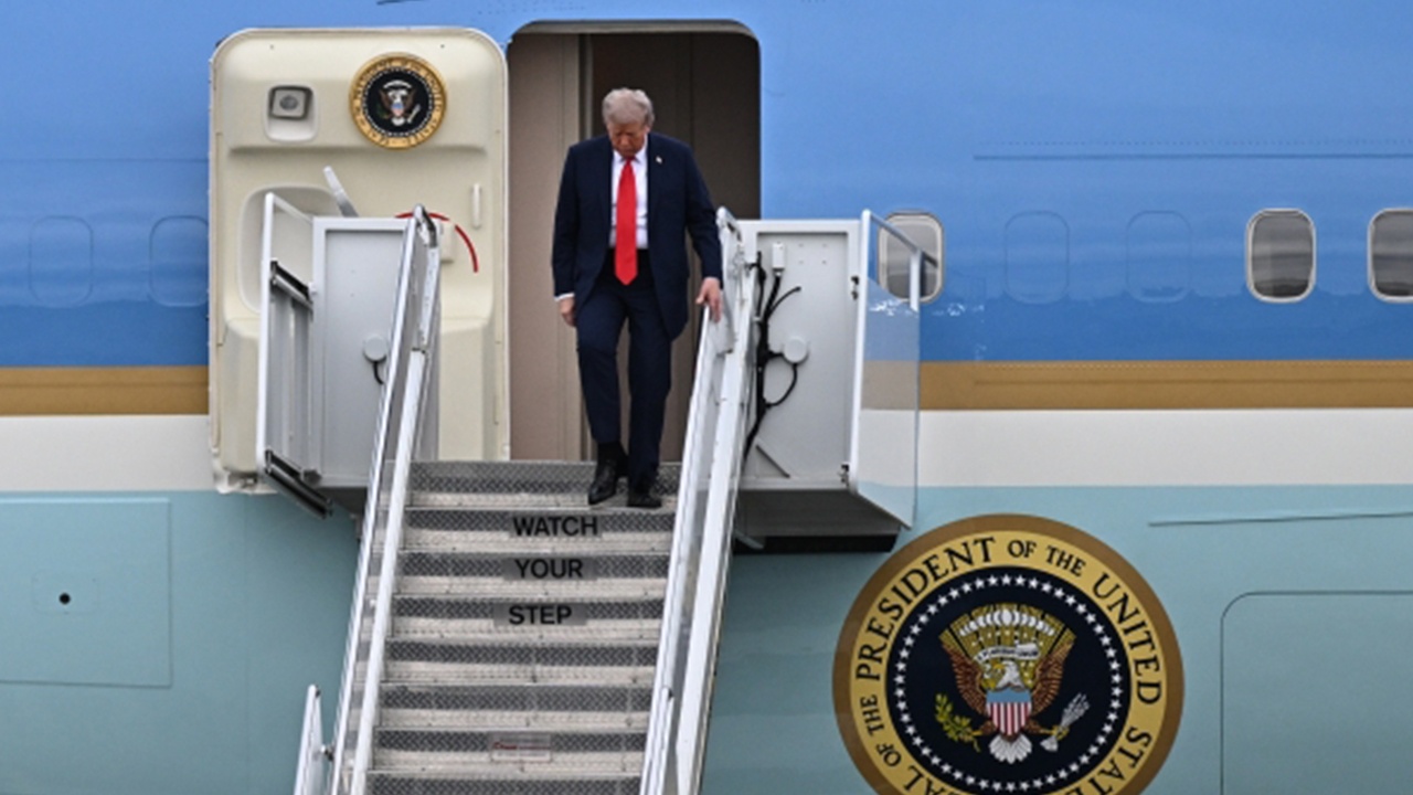 Трамп рассказал, почему не спотыкается на лестницах, как Байден