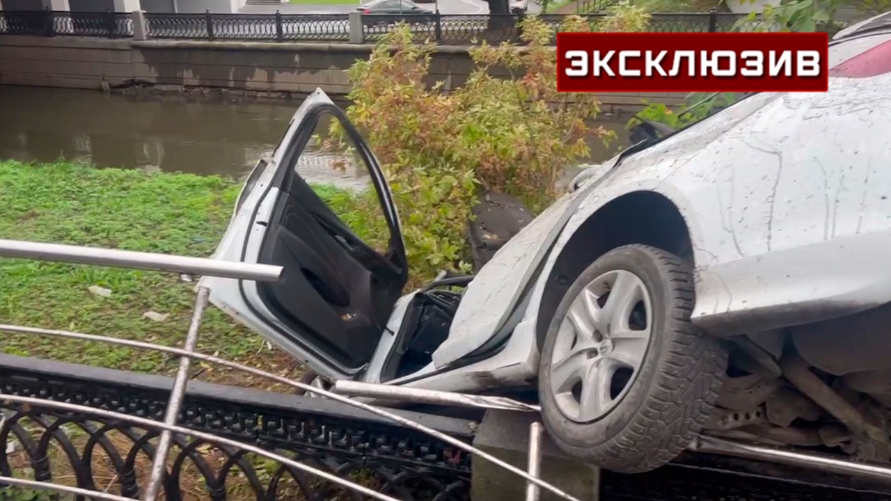 Легковушка слетела с эстакады и едва не упала в реку в Москве