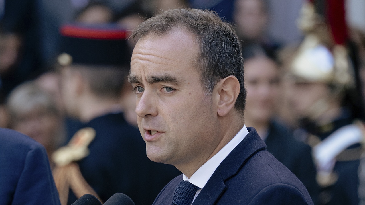 Новый премьер Франции Лекорню подал в отставку спустя месяц на посту