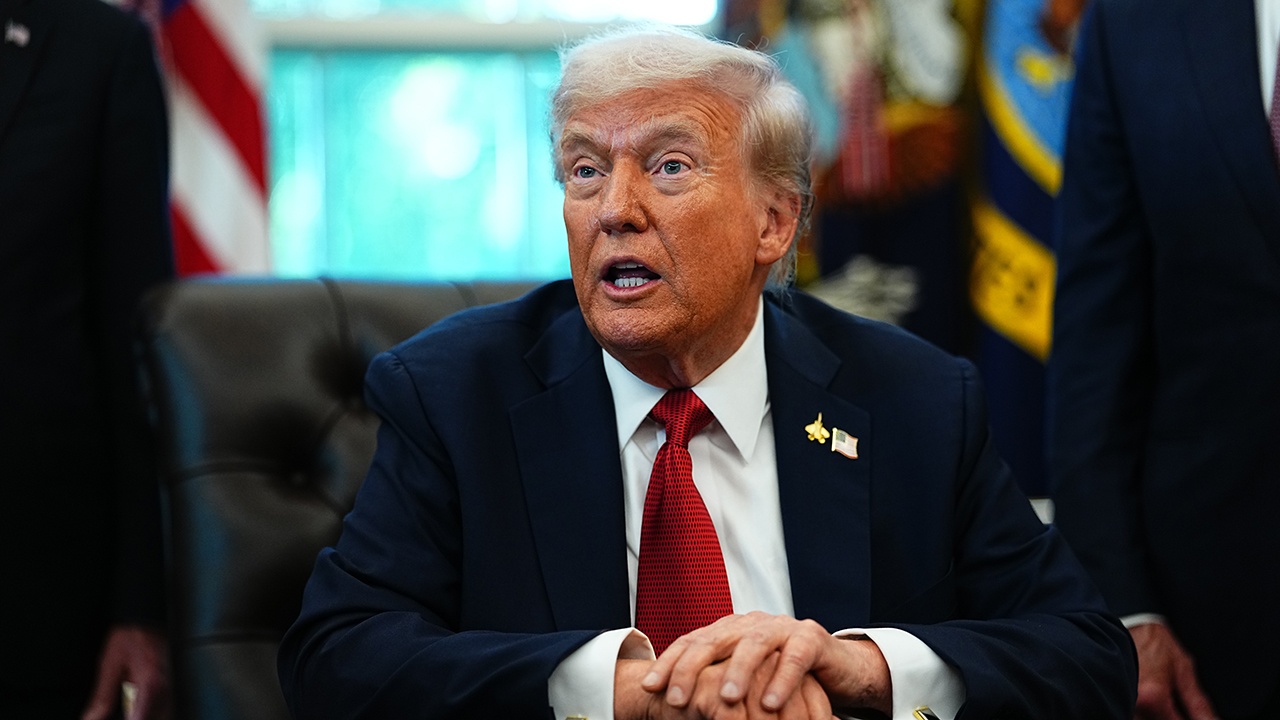 Трамп заявил о введении пошлин на импорт грузовиков