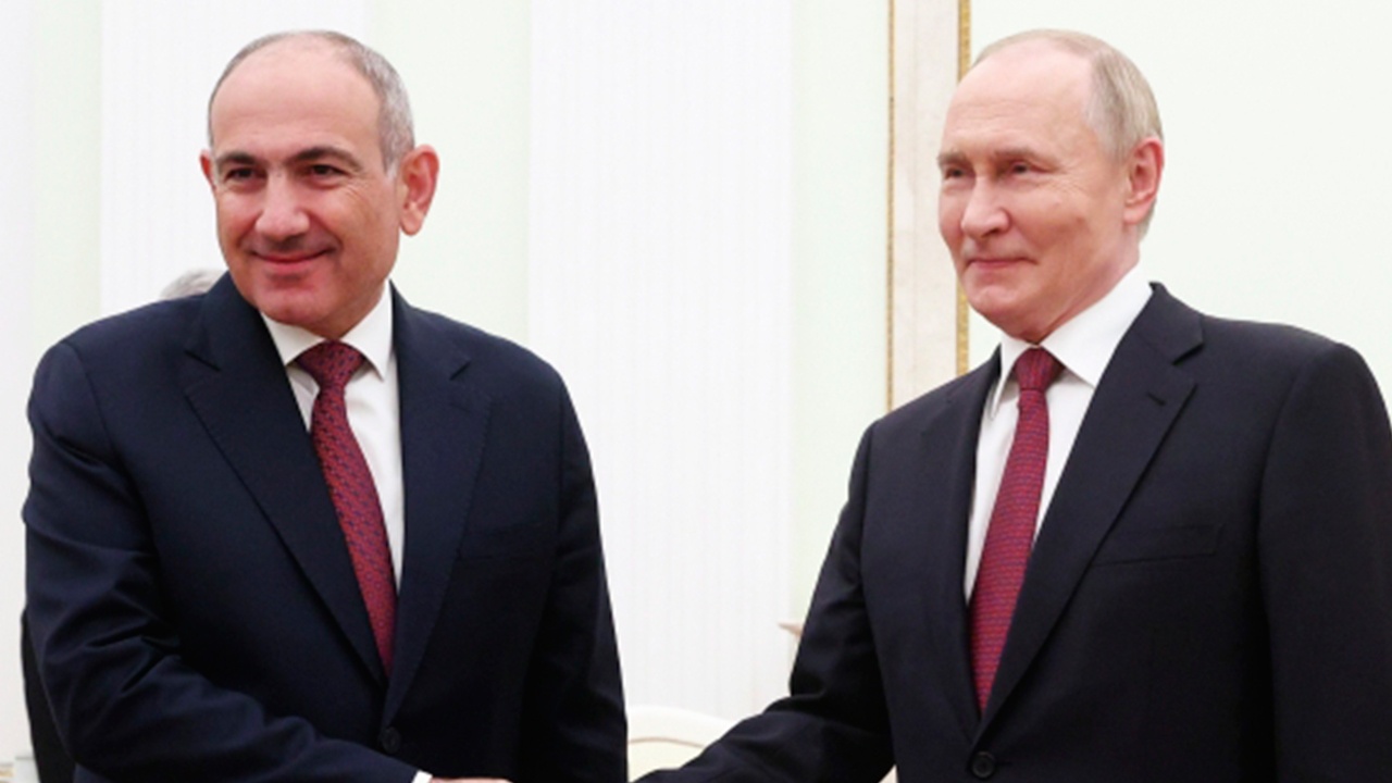 Пашинян по телефону поздравил Путина с днем рождения