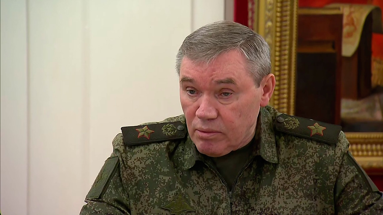 Герасимов: ВС РФ наступают почти по всем направлениям СВО