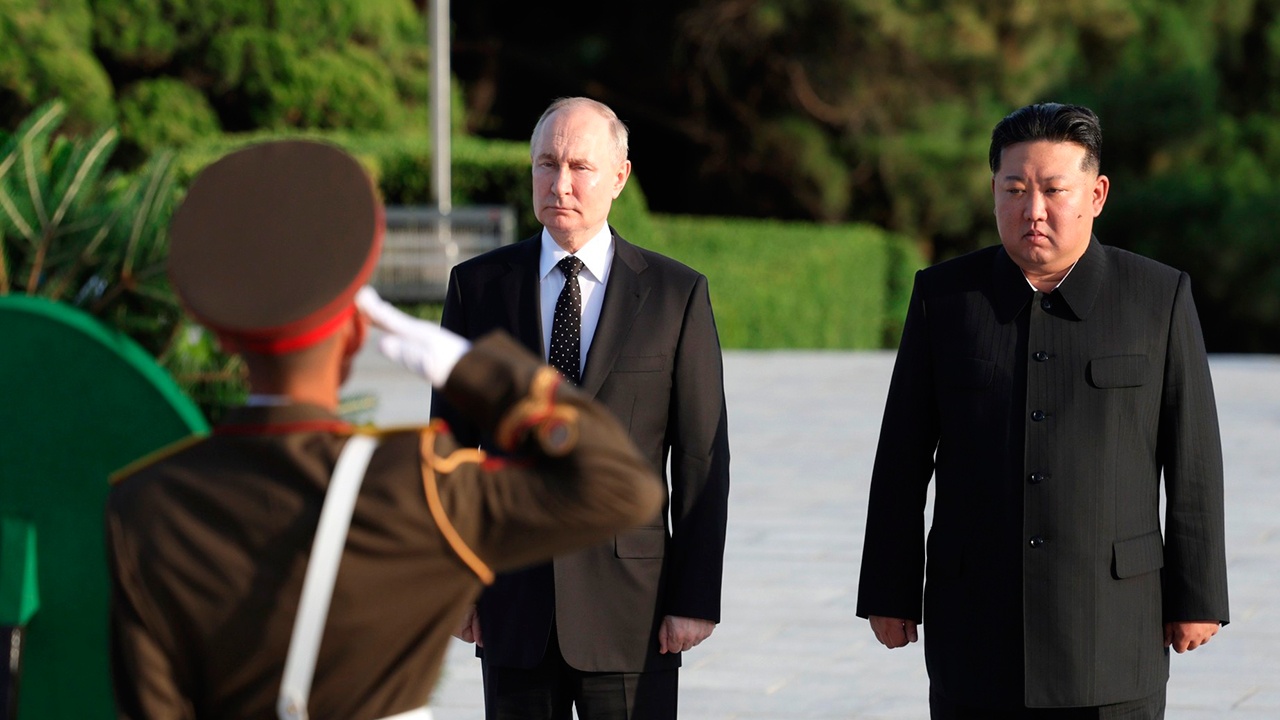 Ким Чен Ын поздравил Путина с днем рождения