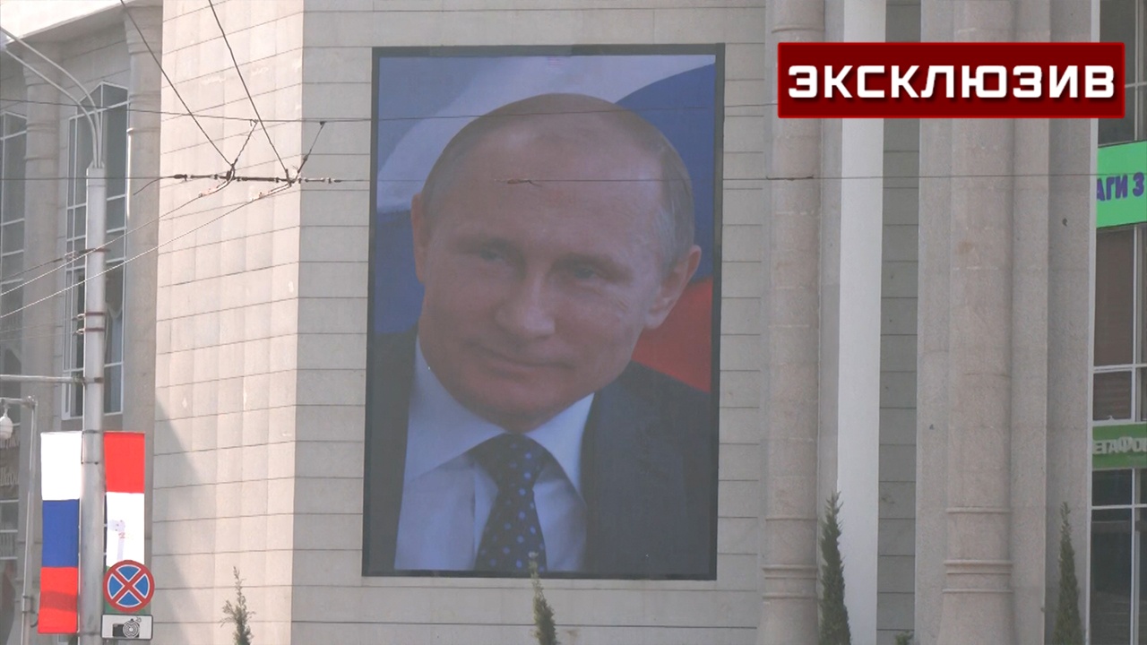 Душанбе украсили триколорами и портретами Путина