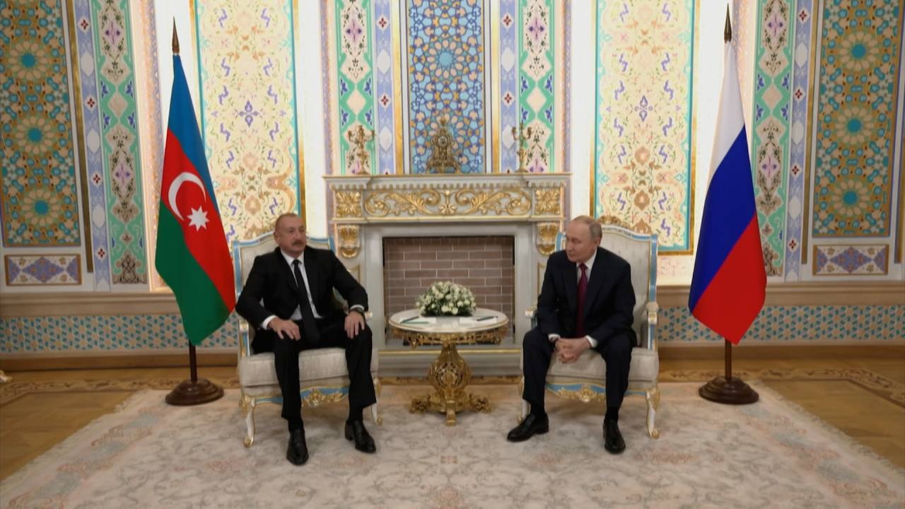 Путин: РФ в связи с крушением AZAL сделает все необходимое по выплатам компенсаций Путин: РФ в связи с крушением AZAL сделает все необходимое по выплатам компенсаций