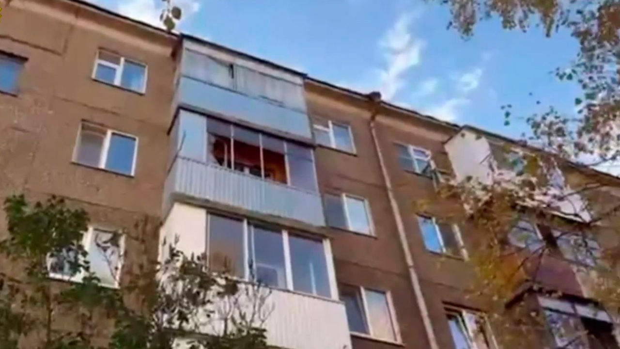В Уфе отец выбросил из окна на четвертом этаже трехлетнюю дочь В Уфе отец выбросил из окна на четвертом этаже трехлетнюю дочь
