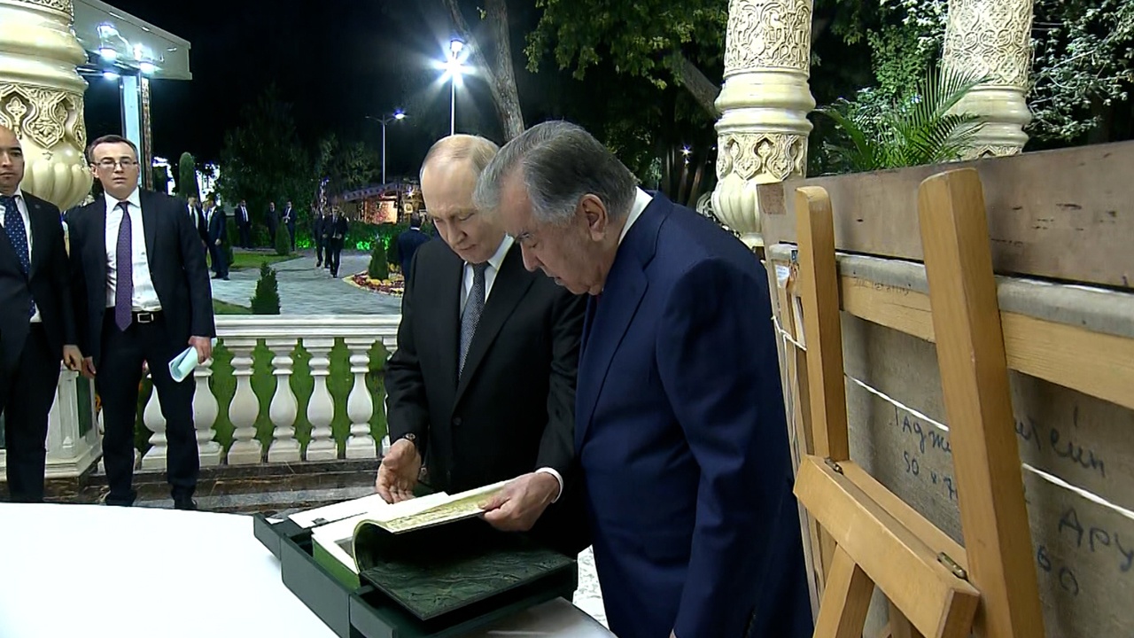 Рахмон получил в дар от Путина книгу о таджикском народе
