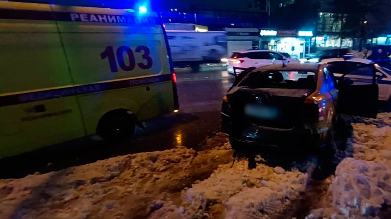 Шесть человек пострадали при наезде автомобиля на остановку в Новосибирске Шесть человек пострадали при наезде автомобиля на остановку в Новосибирске