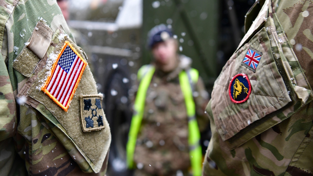 Британия и США провели 12-часовое патрулирование у границ России Британия и США провели 12-часовое патрулирование у границ России
